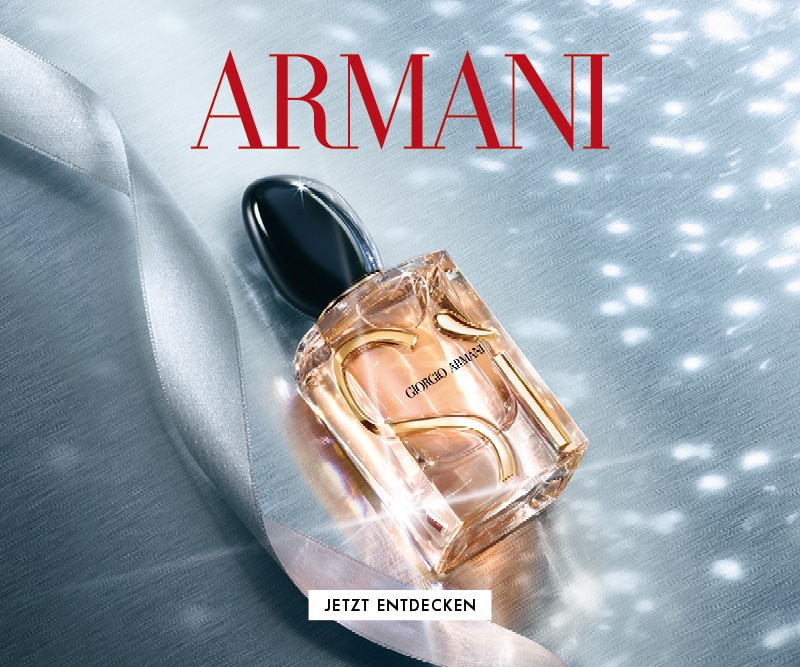 Armani Si Parfümflakon mit pfirsichfarbener Flüssigkeit und elegantem schwarzem Verschluss. Der Flakon liegt auf einer schimmernden silbernen Oberfläche mit sanften Lichtreflexen. Oben steht in großen roten Buchstaben ‚ARMANI‘